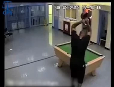 Βίντεο: Χάος σε αγγλικές φυλακές - 100 αστυνομικοί για να συλλάβουν τον πιο επικίνδυνο κακοποιό της Βρετανίας!